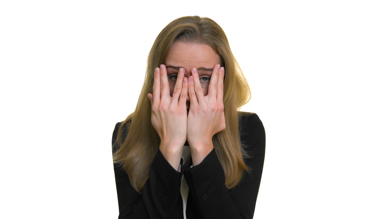 la niña aterrorizada se cubre la cara con las manos