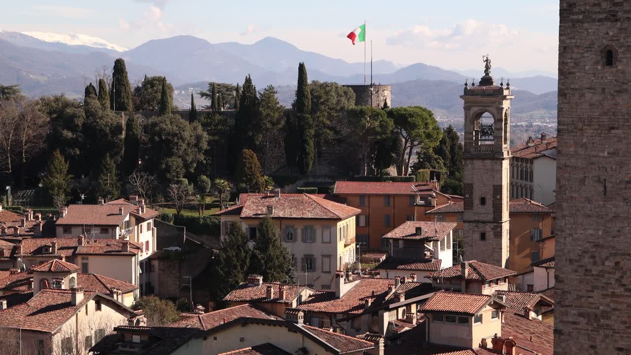 Città Alta a Bergamo, caratterizzata da antichi tetti in terracotta e un'ampia vista sulla circostante regione Lombardia con le Alpi sullo sfondo