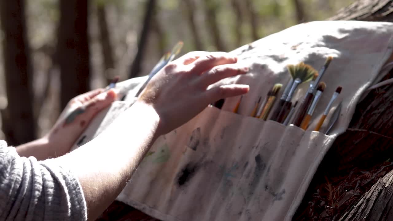 recogiendo el cepillo afuera por la mañana