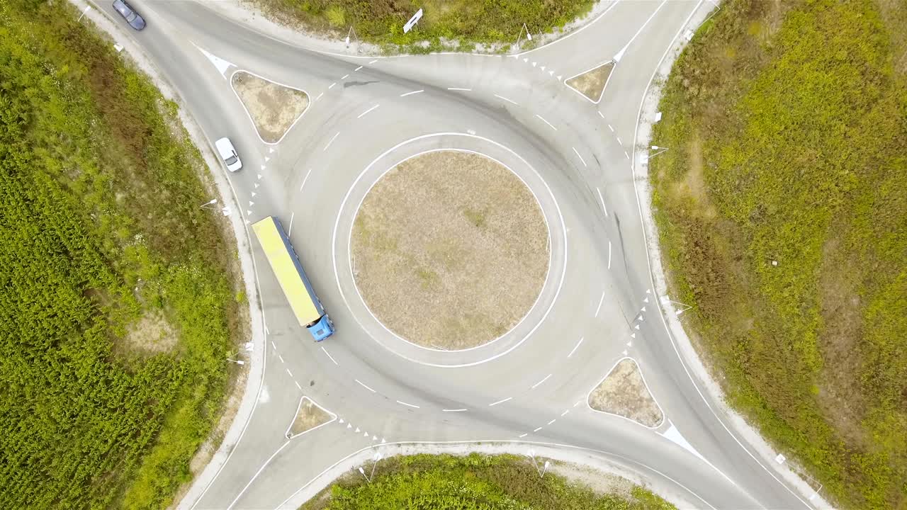 rotonda de tráfico en la carretera abierta