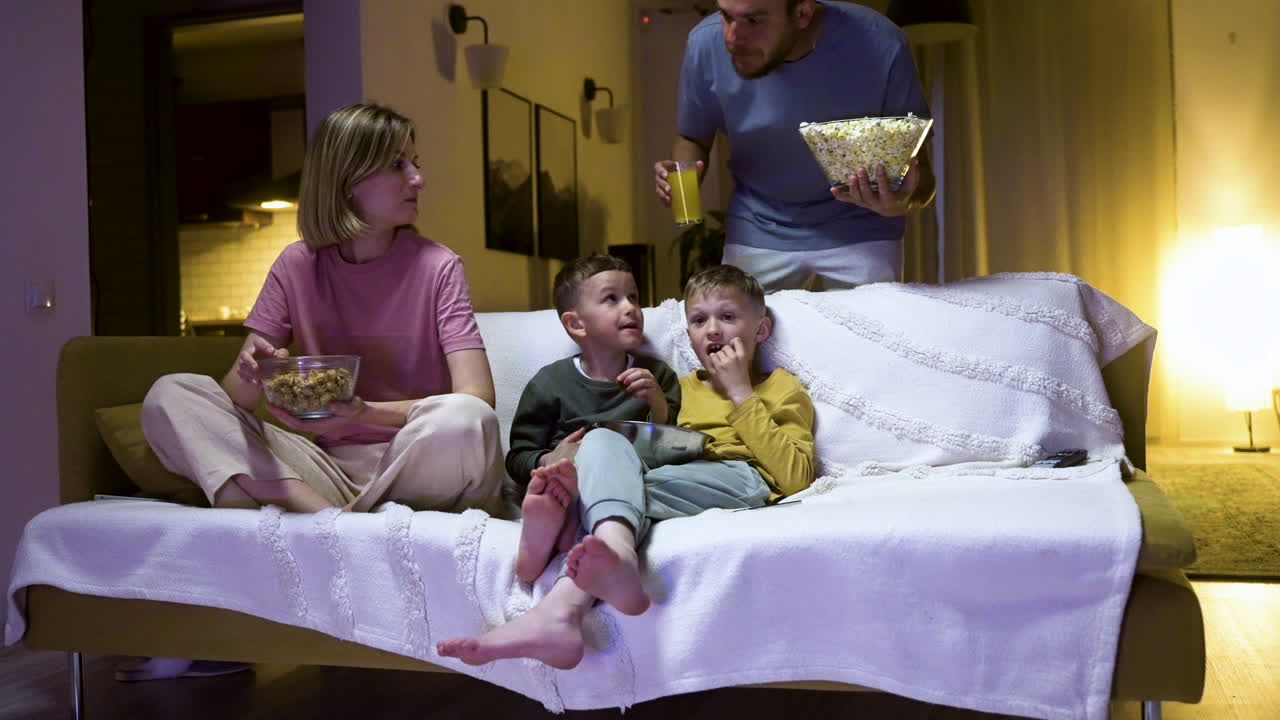 la familia disfrutando de la película