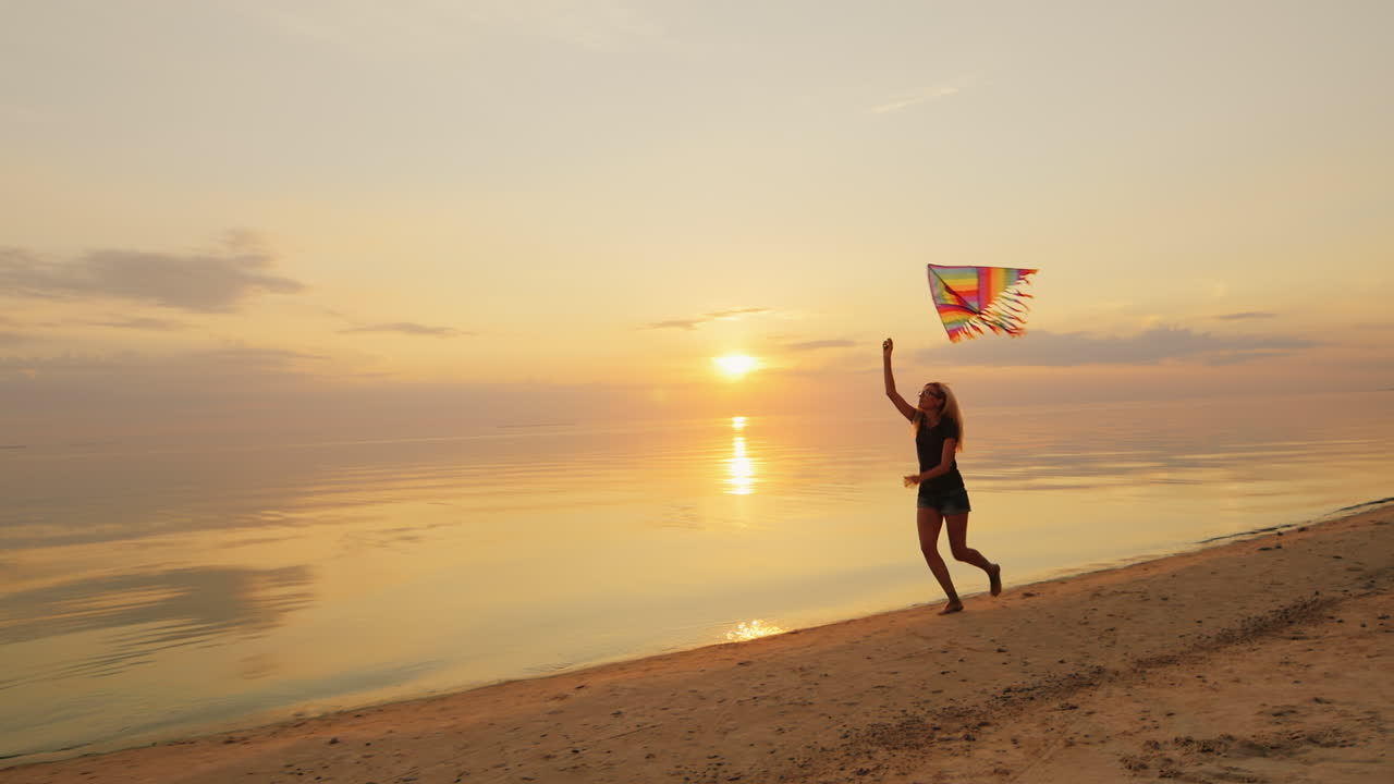 연 개념으로 달리는 행복한 젊은 여성 - 구름 없는 전망 자신감과 부주의