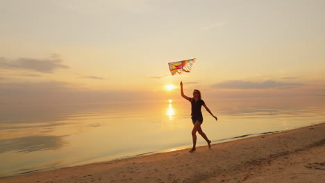 mujer joven feliz corriendo con un concepto de cometa - perspectivas sin nubes confianza y descuido