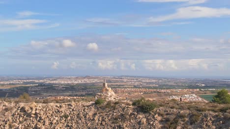 Campo-Del-Desierto-Mediterráneo-Español-Que-Muestra-La-Colina-De-La-Ruta-De-Senderismo-Y-Vastas-Granjas-De-Cítricos-De-Naranja