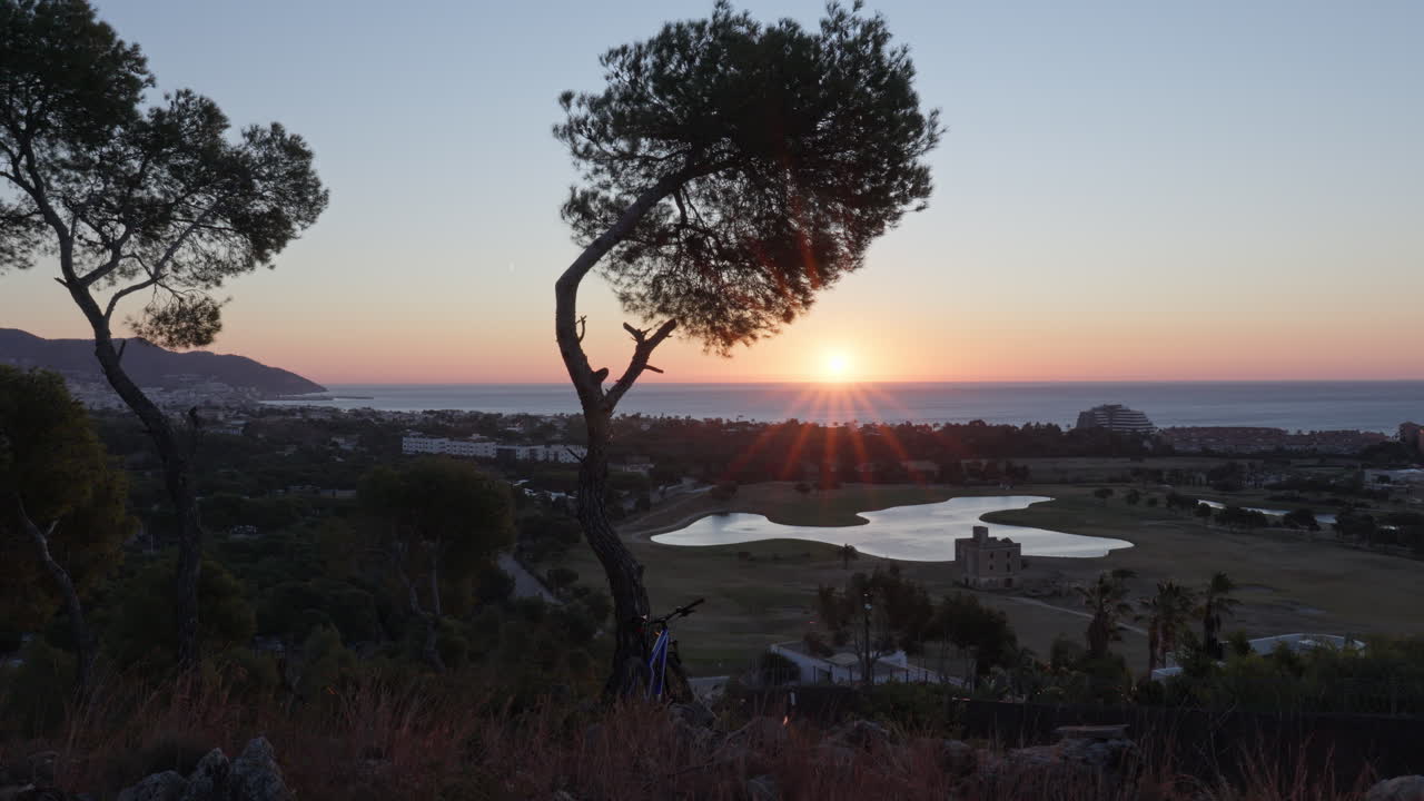 video time-lapse che si affaccia su una pittoresca città costiera immersa nella bellezza mozzafiato della natura durante un'alba mozzafiato