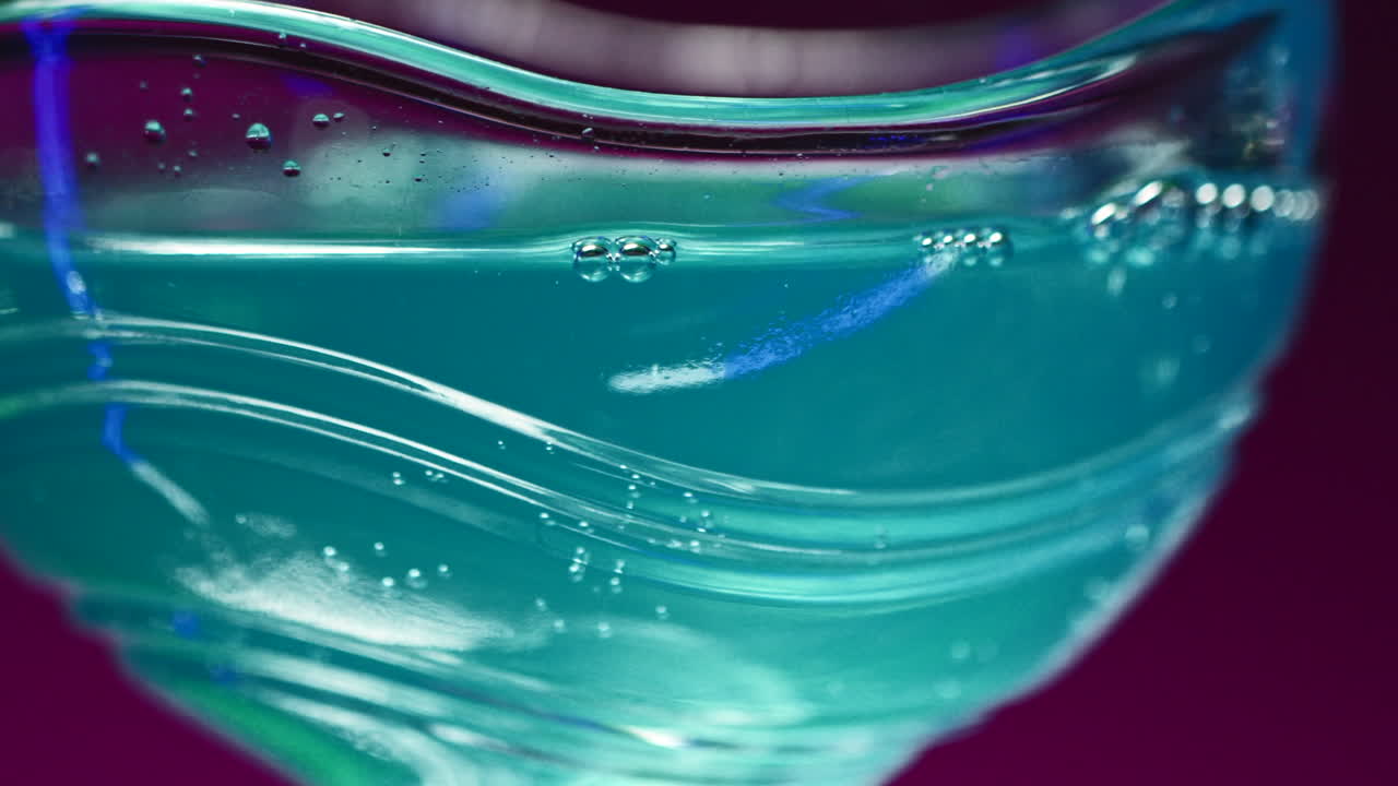 장식용 유리잔 에 담긴 푸른색 음료