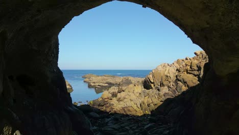 furna de caion - cueva de caion con vistas al océano atlántico norte en un soleado día de verano en españa