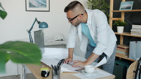 arquitecto trabajando en planos