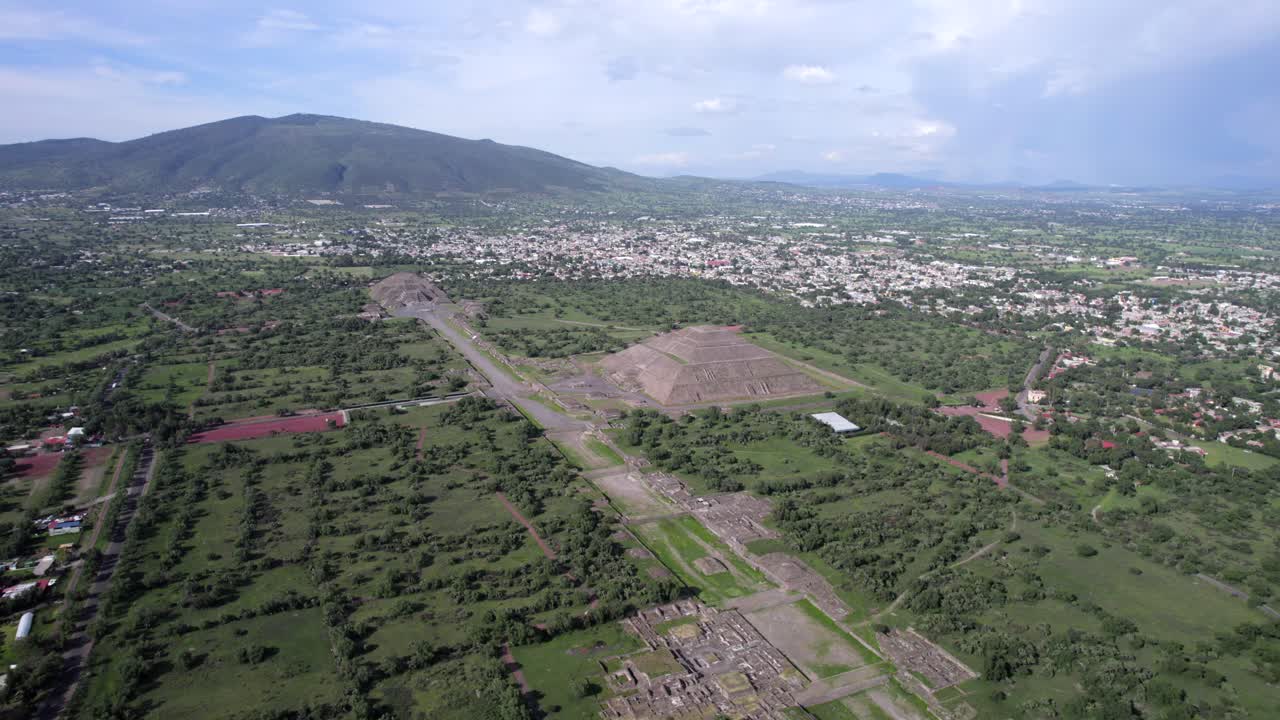 vista aerea de las piramides de teotihuacan