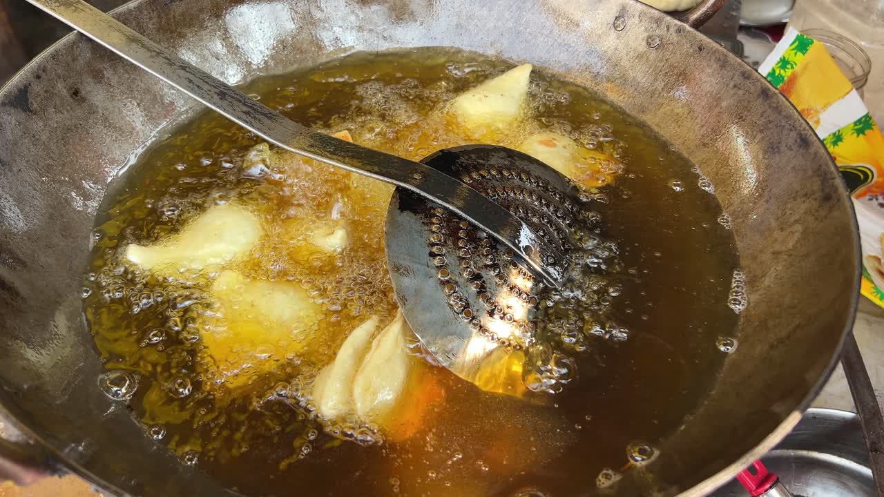 Varm samosa frituresteges i en lokal Dhaba i Bihari-stil.