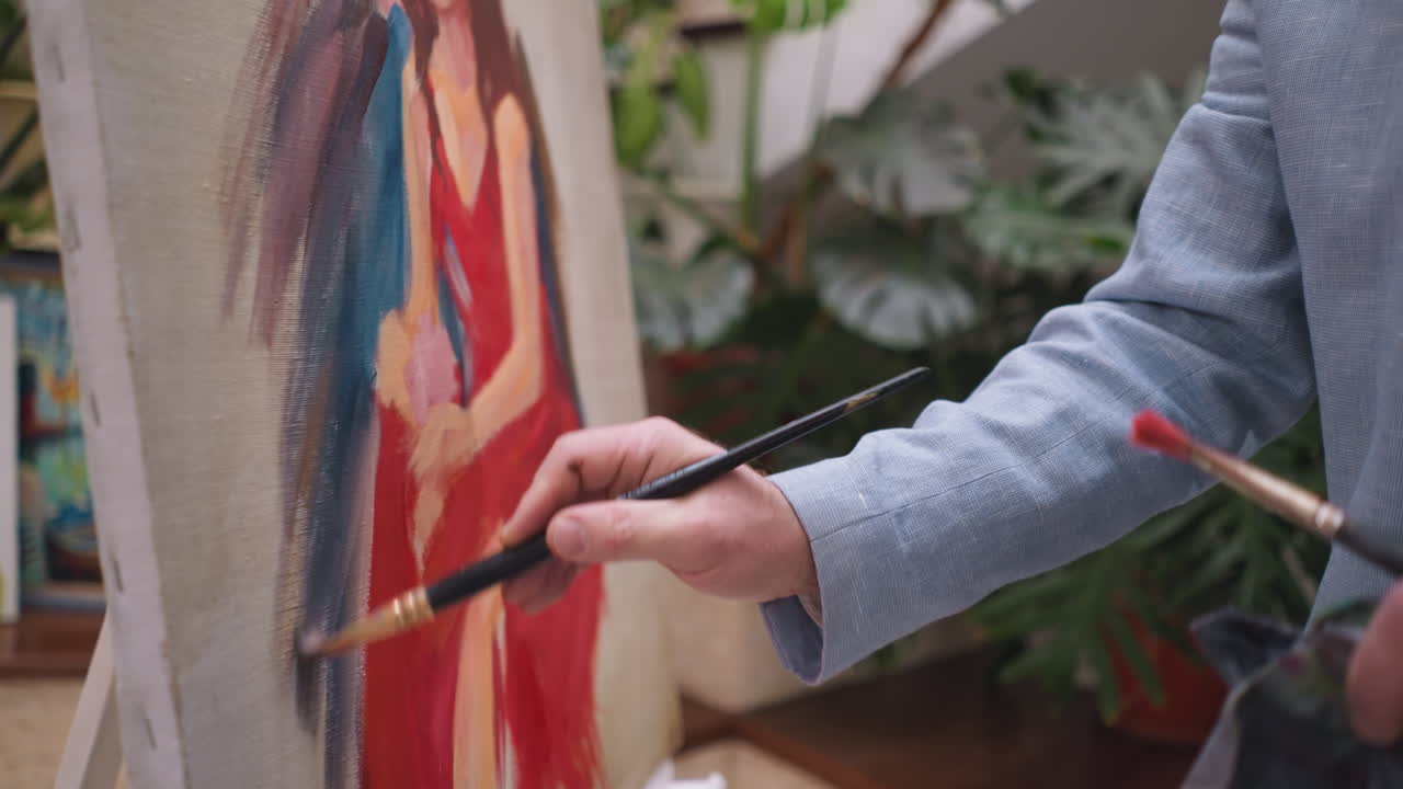 el retrato de la mujer experimenta una transformación. un artista profesional agrega nuevos colores a la pintura de fondo de primer plano. equilibrio entre iluminación y oscuridad