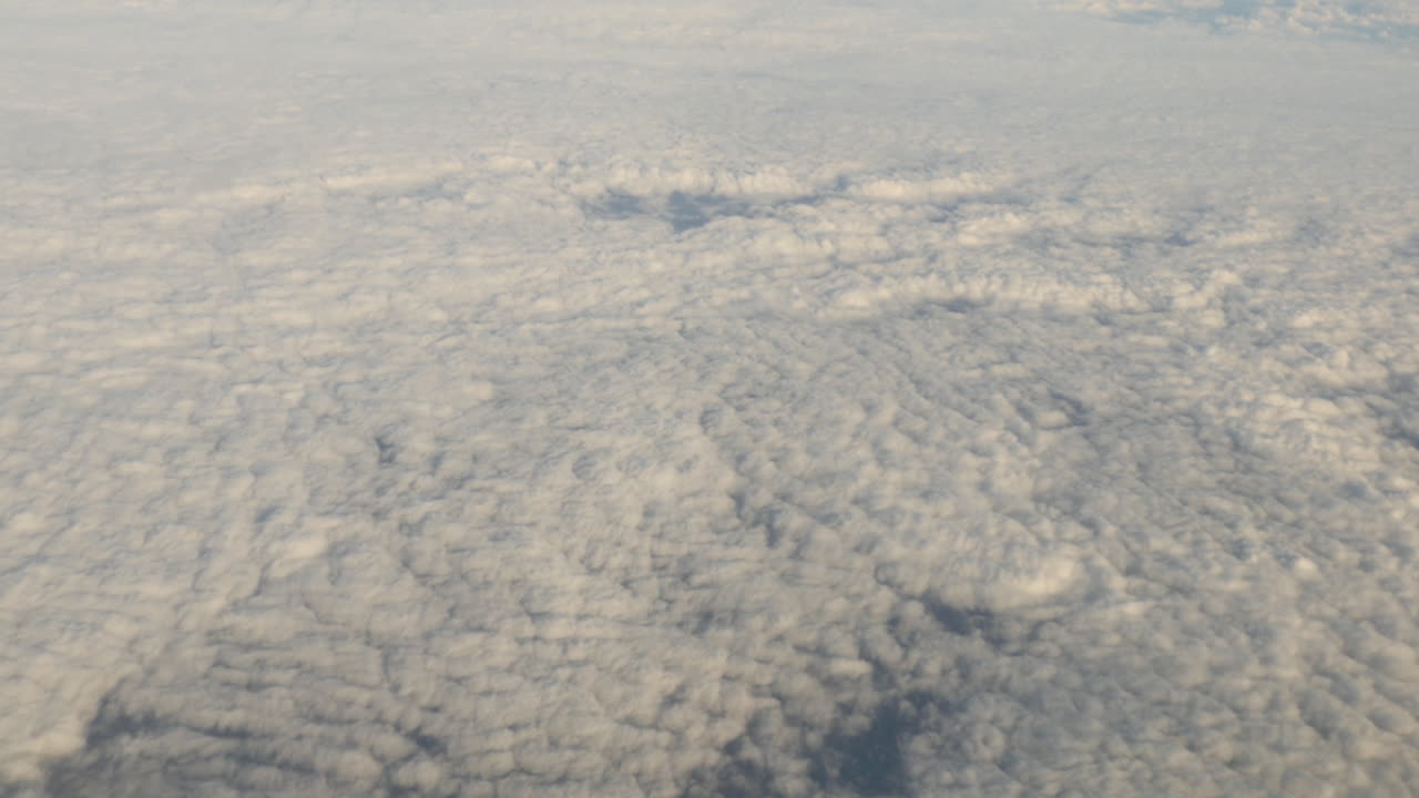 vista aérea de las nubes desde la ventana del avión tomada en alta resolución de 4k