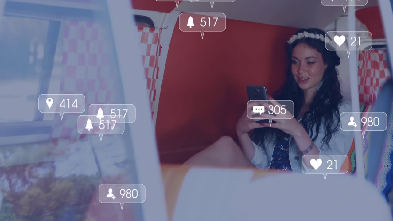 animación de iconos digitales sobre una mujer usando un teléfono inteligente