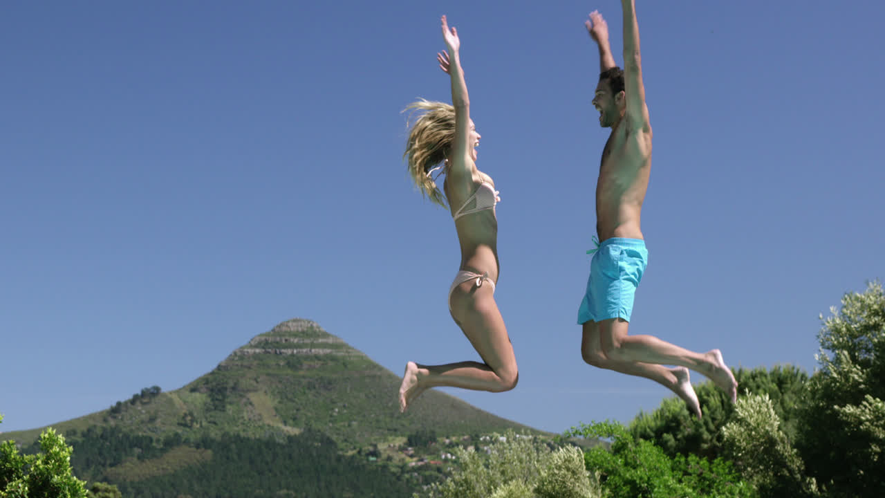 una pareja divirtiéndose juntos.
