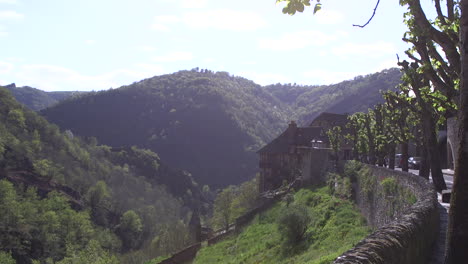 Typisch-Französisches-Dorf-Auf-Einem-Hügel