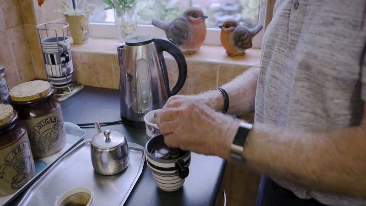 haciendo té en la cocina