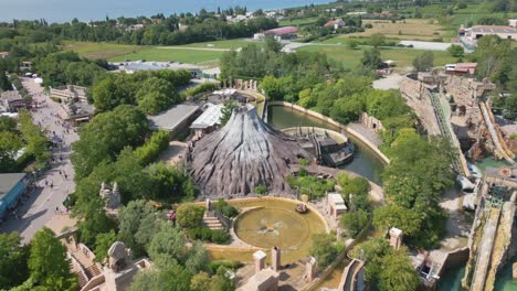 vista aérea de los rápidos de la selva y la decoración del volcán en el parque temático de gardaland