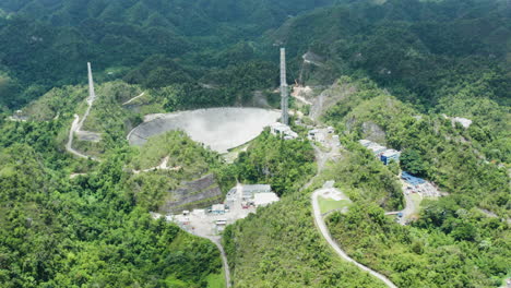 Revelación-De-Antena-Parabólica-Parcialmente-Deconstruida-En-El-Observatorio-De-Arecibo,-Puerto-Rico,-Deslice-Hacia-La-Izquierda