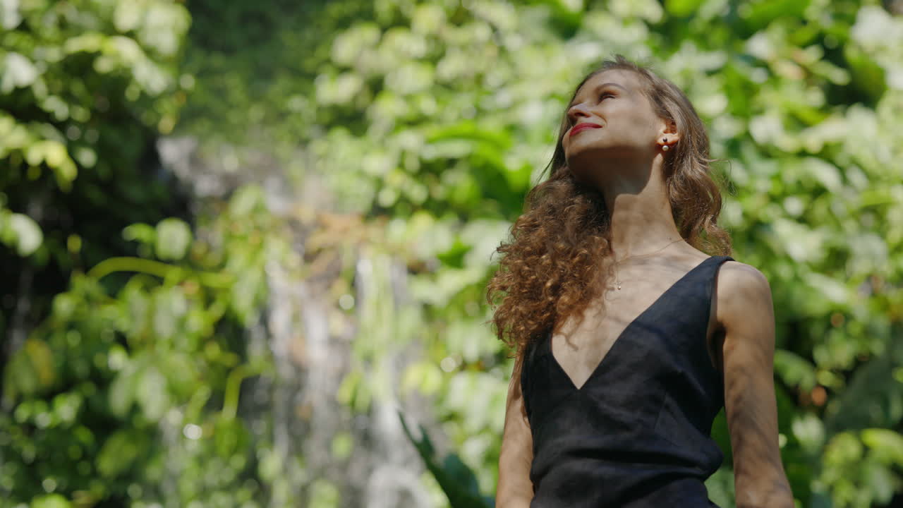 Giovane Donna che si Gode la Natura Serena Vicino a una Cascata