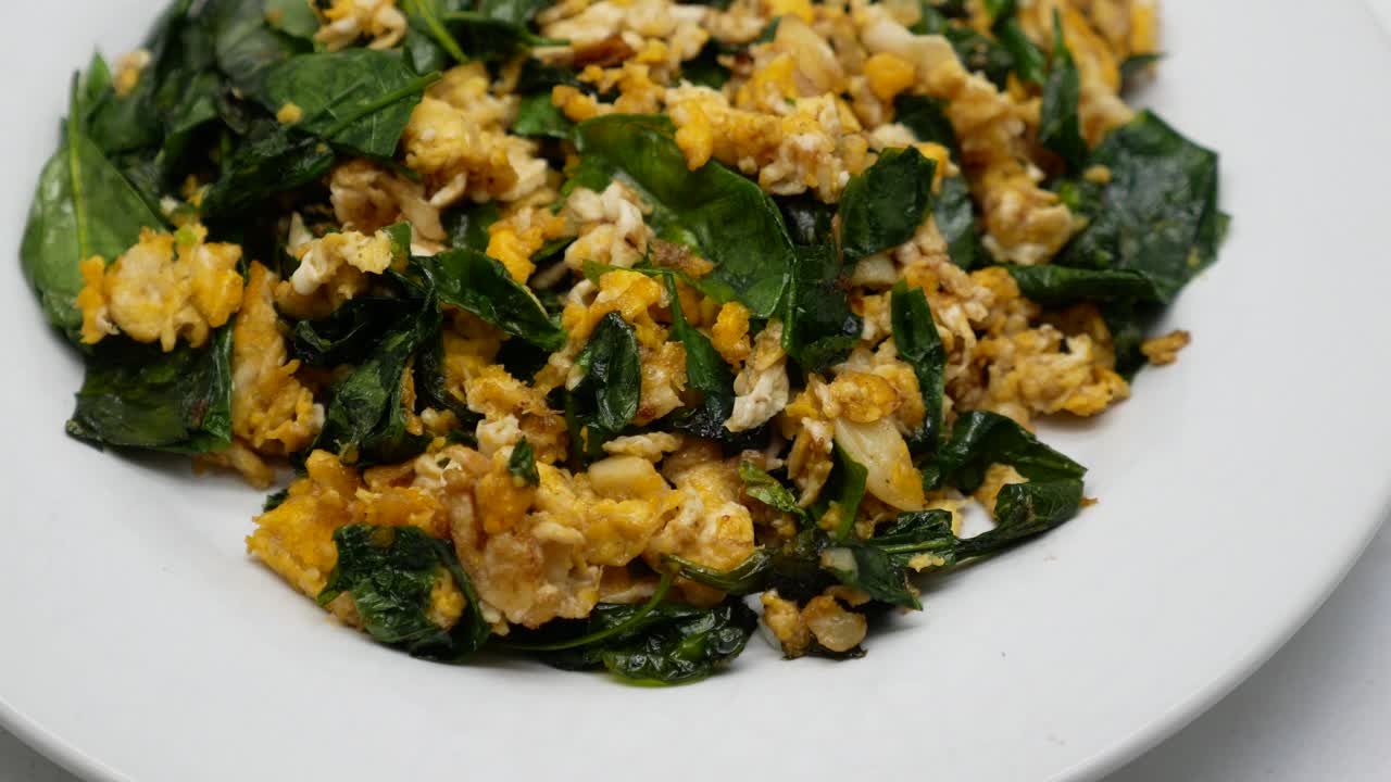 태국 남부의 유명한 길거리 음식 중 하나인 바이 리엥 팟 카이의 클로즈업 영상