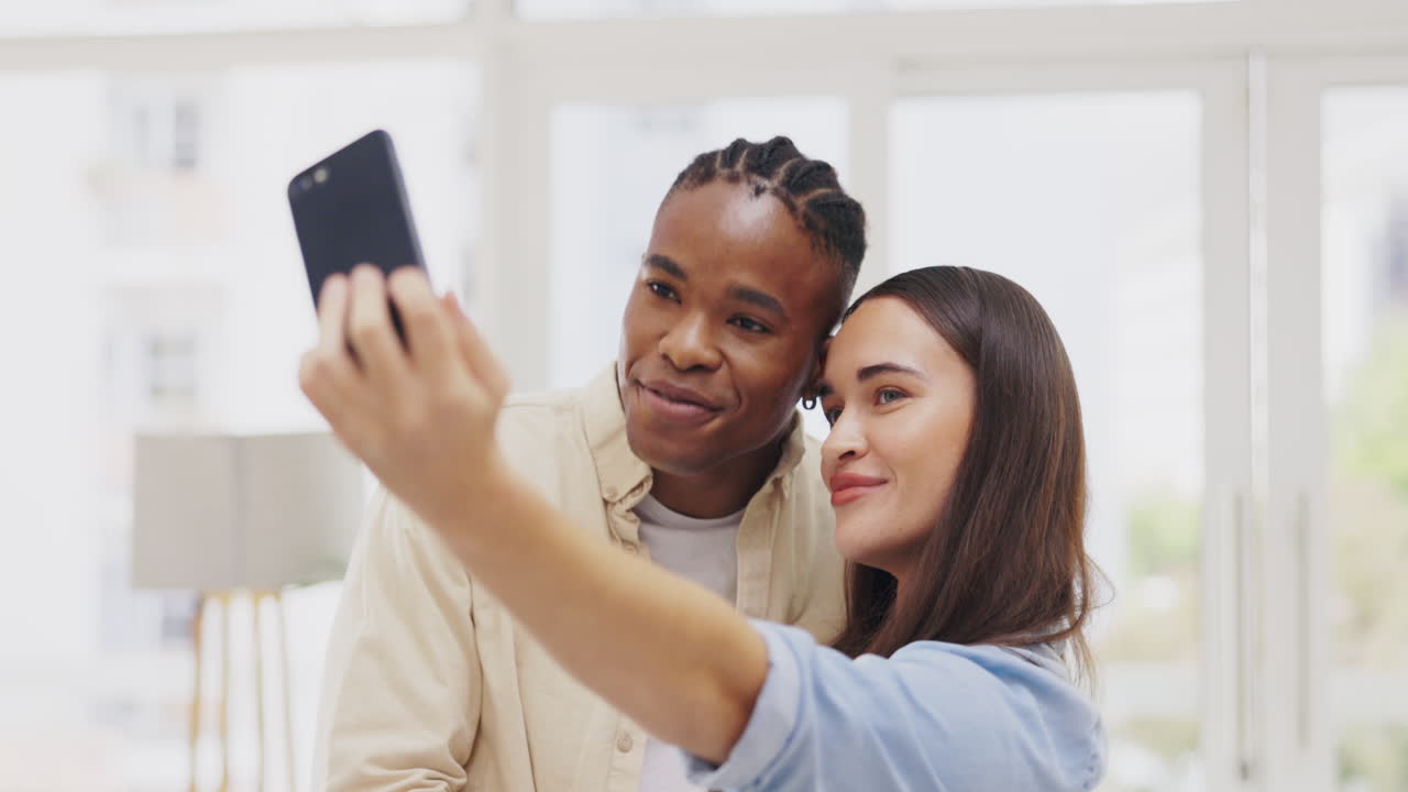 Segno di pace, selfie e bacio di coppia a casa