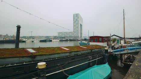 Niederländisches-Hausboot-Am-Houthaven-Kanal-In-Amsterdam-Im-Winter