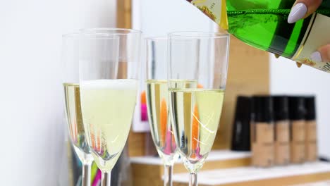 Bei-Der-Hochzeit-Wird-Champagner-In-Gläser-Gegossen