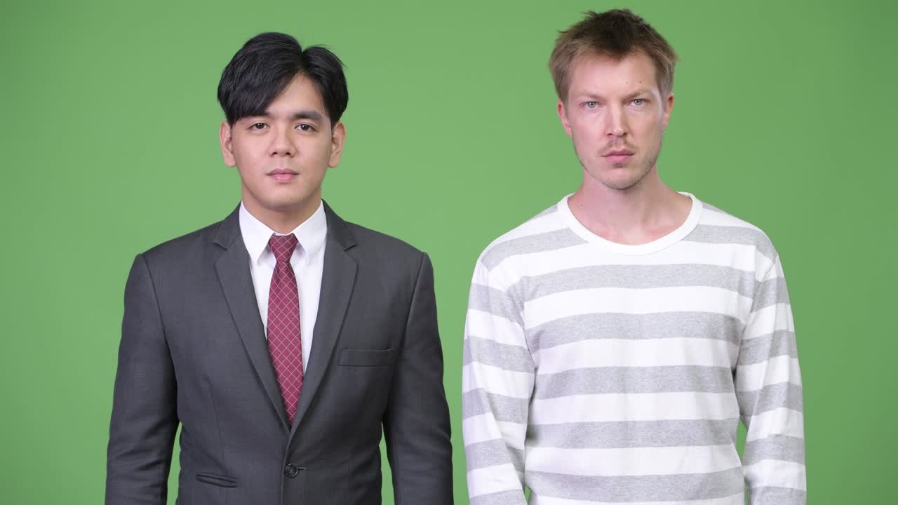 젊은 잘생긴 아시아 사업가와 젊은 스칸디나비아 사업가가 함께 일하고 있습니다.