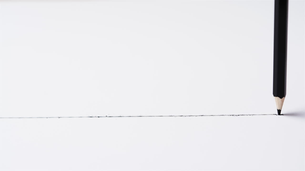 백색 배경 에 연필 로 그린 선 의 클로즈 업, 슬로우 모션 에서 복사 공간