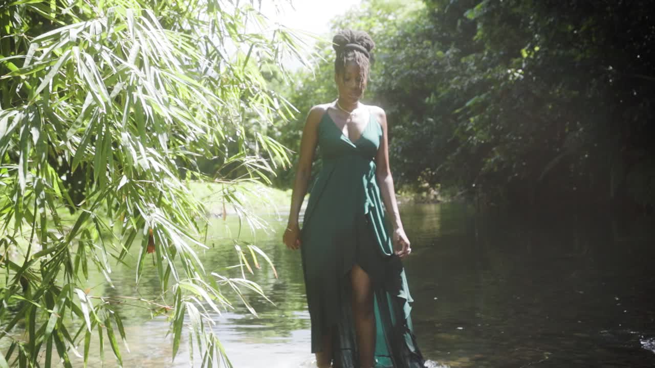 mujer sostiene su vestido mientras camina hacia adelante en cámara lenta