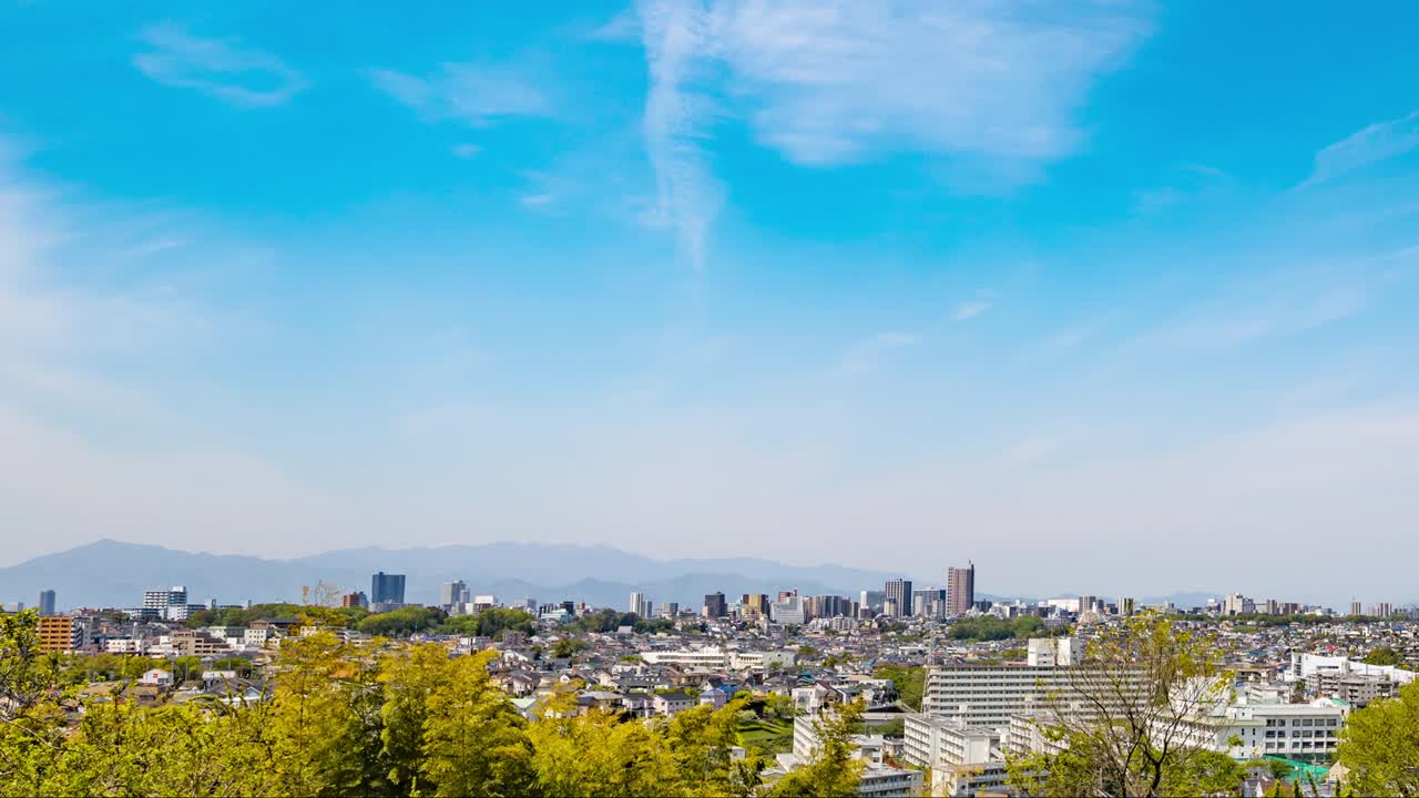 언덕 에서 볼 수 있는 교외 도시