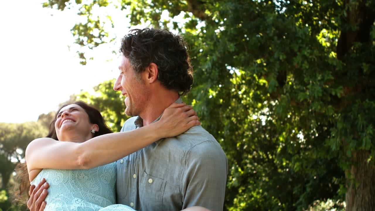 남자가 여자를 안고 있다