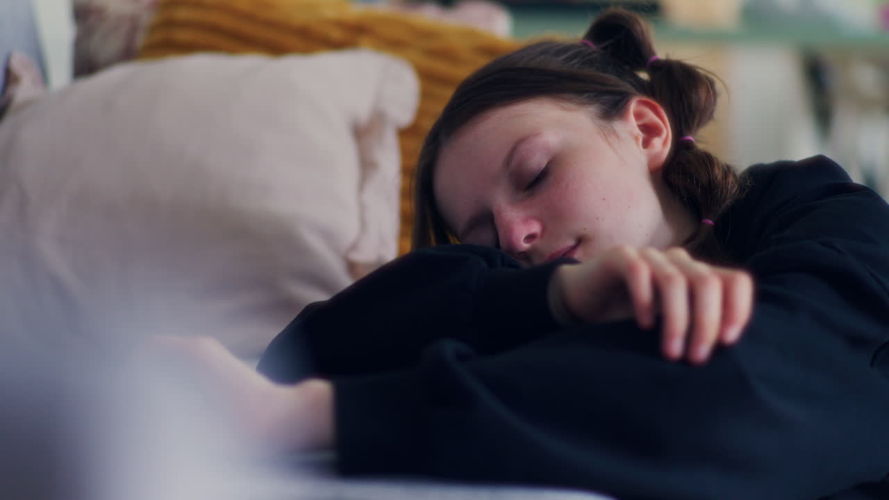 증오의 희생자 인 슬픈 십대 는 슬픈 소식 을 듣고 황폐 해진다