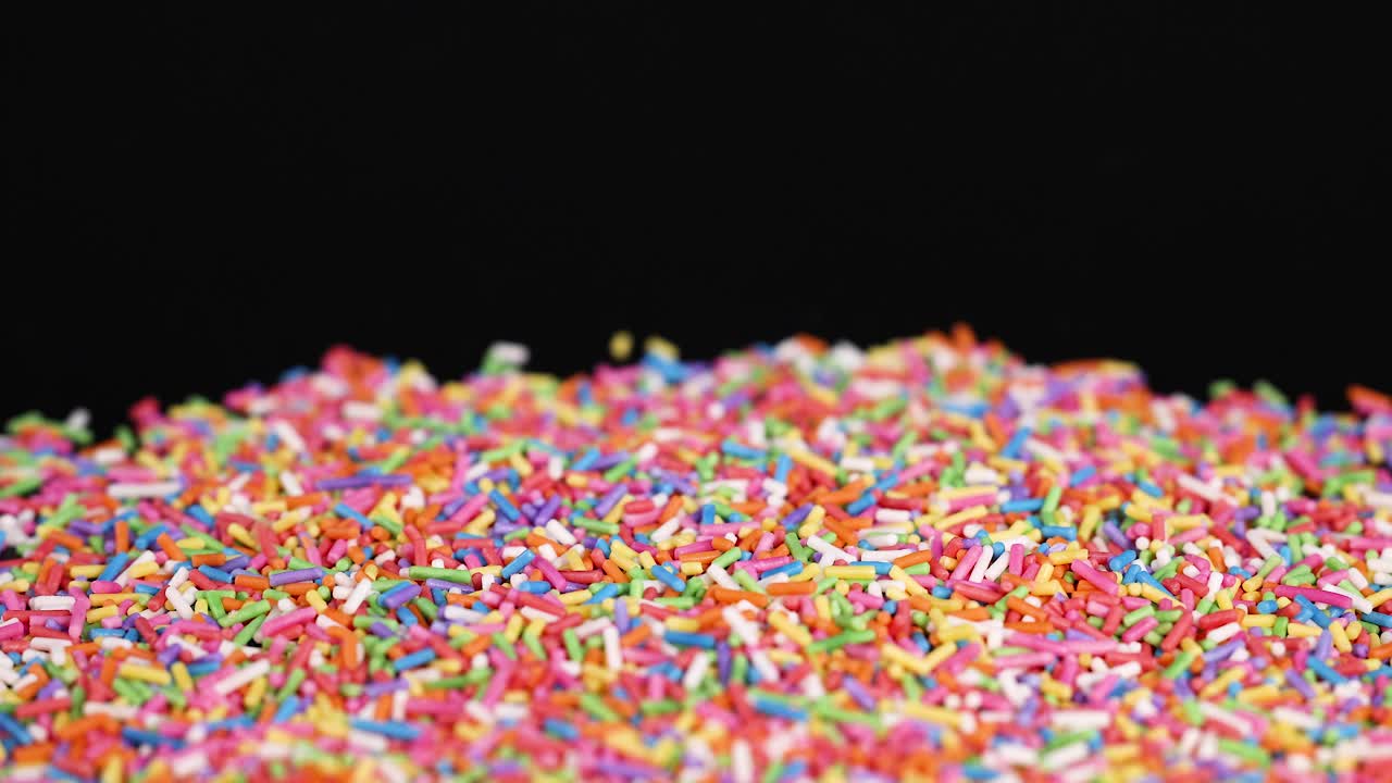 las salpicaduras de arco iris en cascada sobre un fondo negro