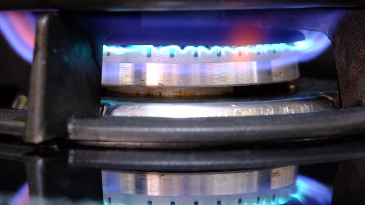 스테인리스 스 ⁇  버너에서 나오는 가스 불꽃의 극단적인 클로즈업