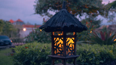 Traditionelle-Balinesische-Holzlampe-Im-Garten-Im-Freien.-Nahaufnahme