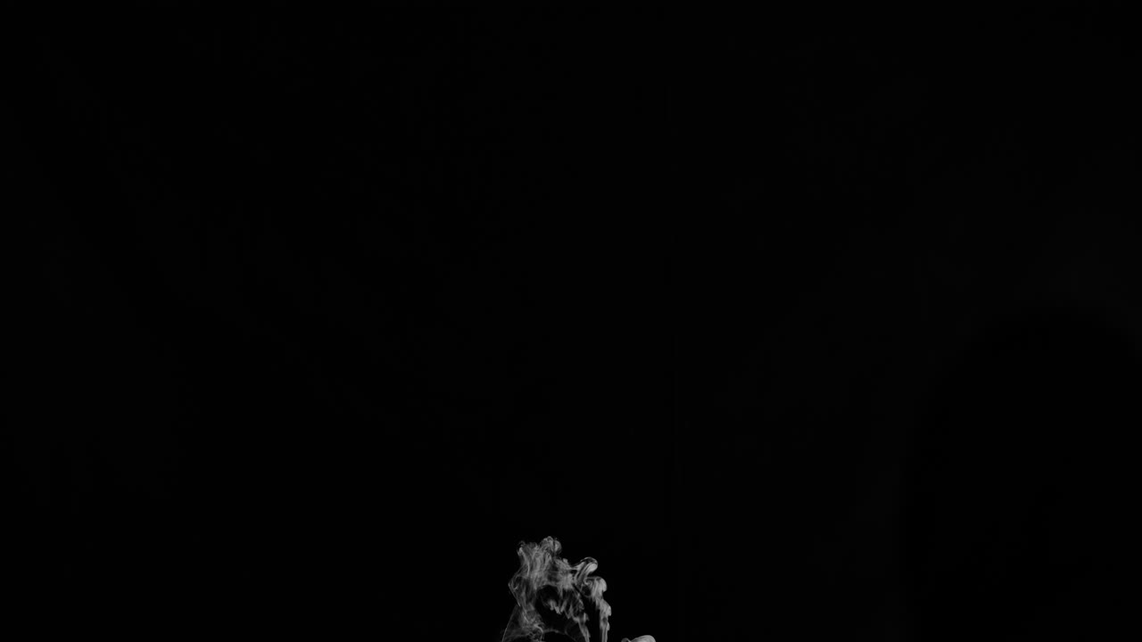 슬로우 모션 다중 스트리밍 연기 구름이 천천히 위로 올라갑니다.