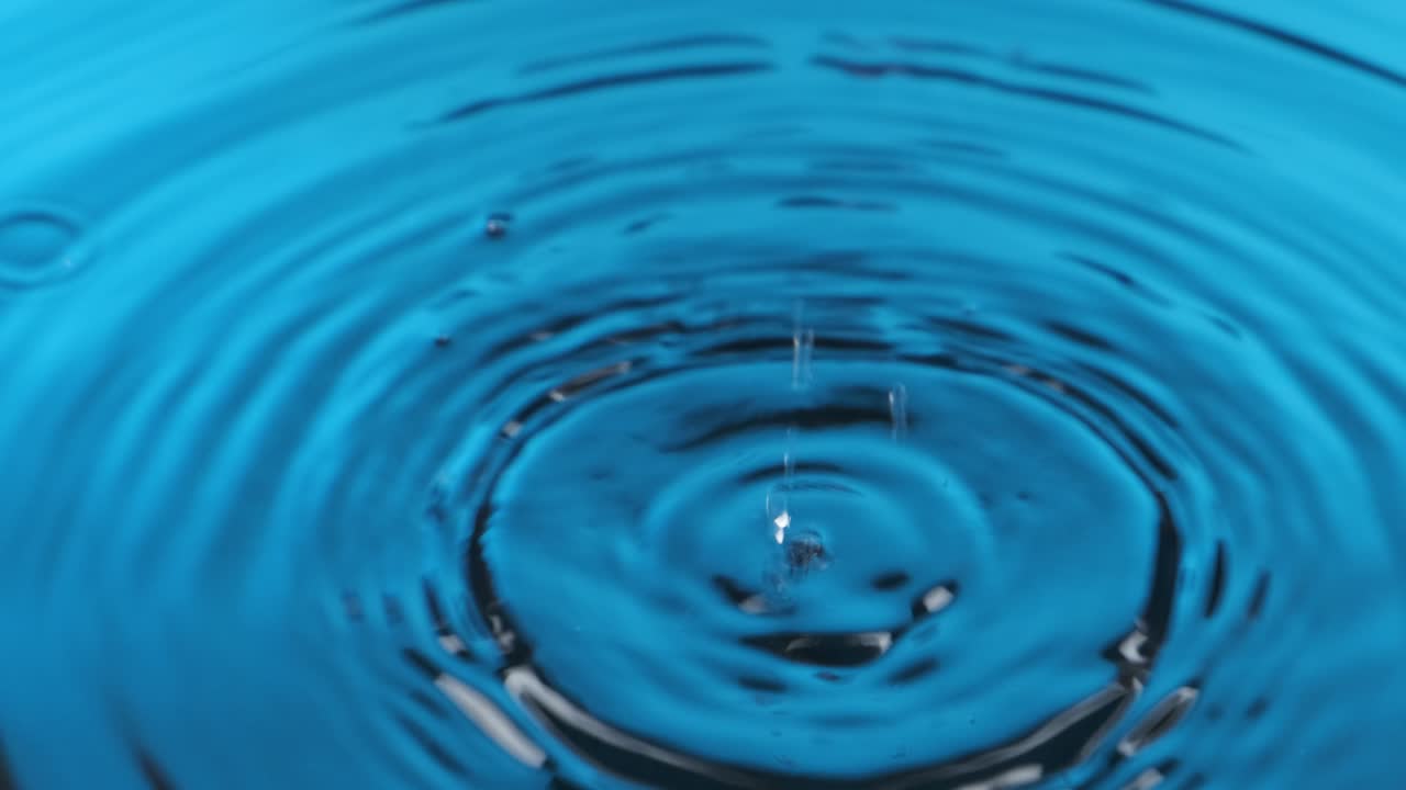 파란 물에 떨어지는 물방울의 파노라마, 아름다운 원형 파동, 파동.