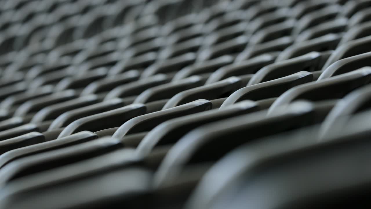 filas de asientos en el estadio de fútbol en 4k - enfoque de rack de muchos asientos