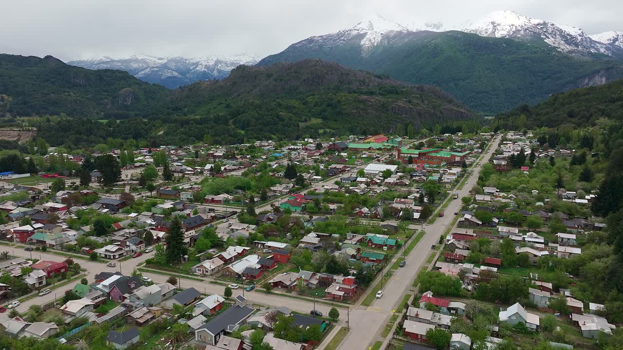 vista aérea de la ciudad de futaleufu en la patagonia