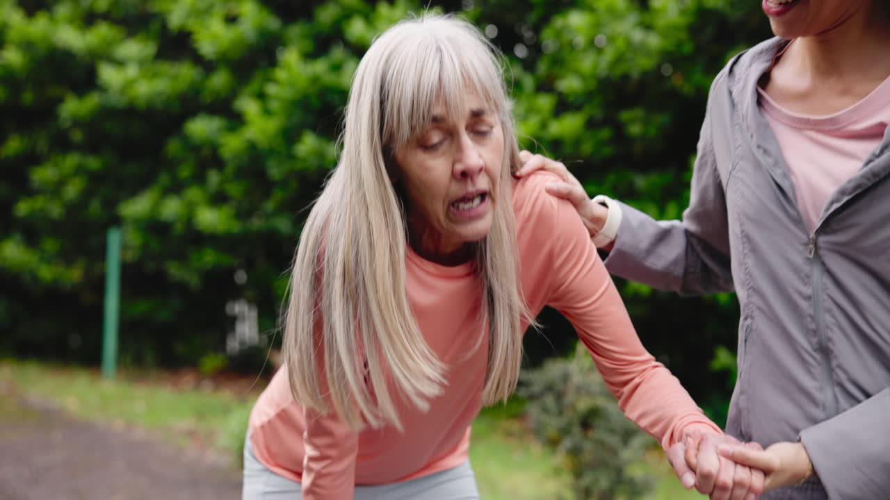 naturaleza, respiración y mujer mayor corriendo