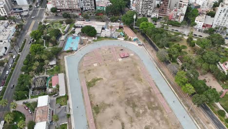 imágenes aéreas de drones de personas que trabajan corriendo en lima, la capital de perú en américa del sur, mireflores barranca.