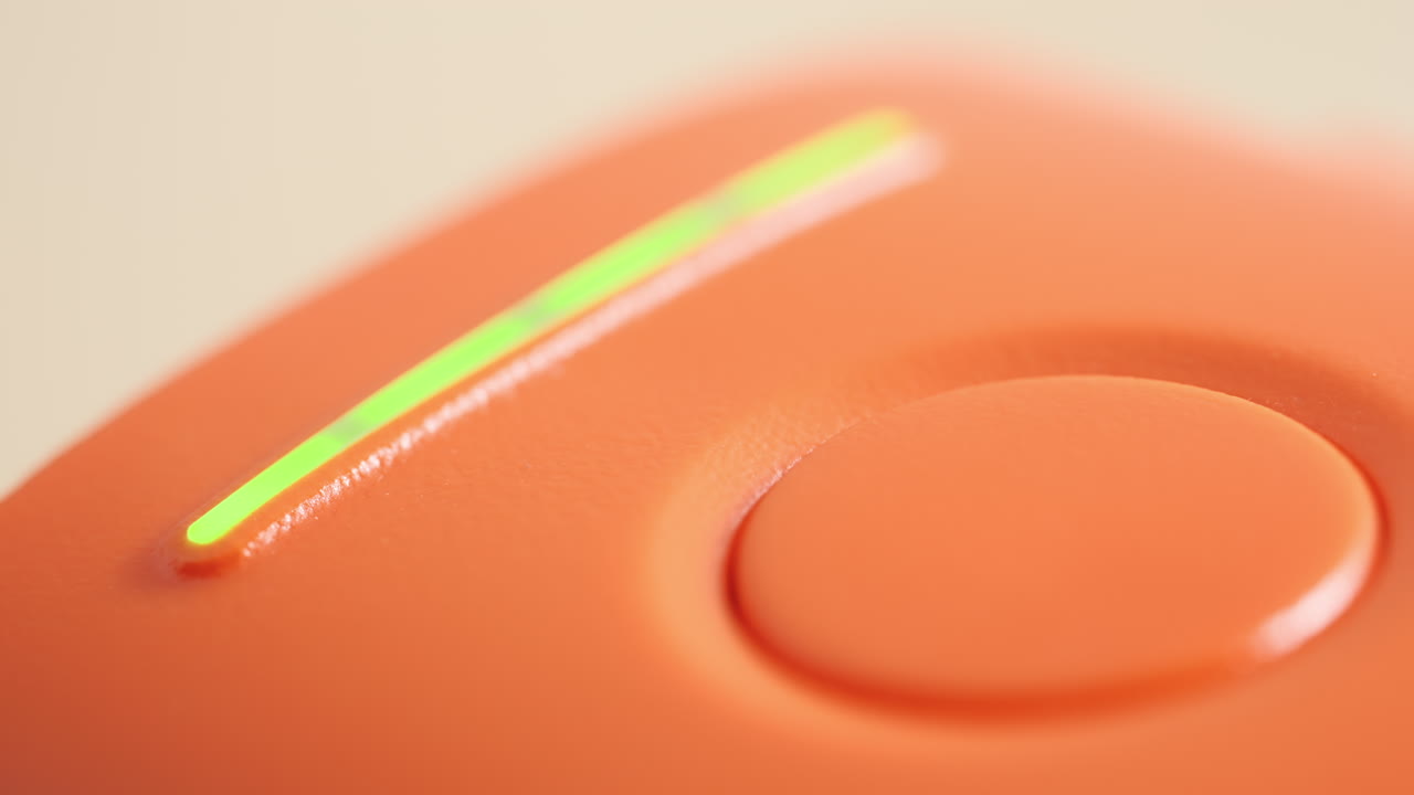 cargando la batería de un dispositivo pequeño - la luz indicadora muestra el progreso