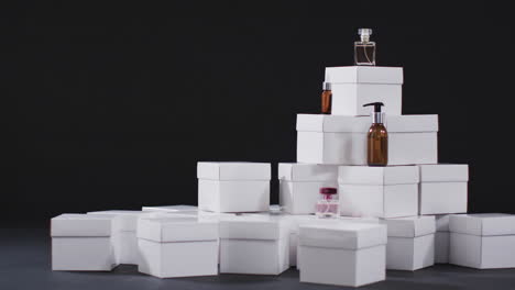 video von schönheitsprodukten mit weißen kartonboxen mit kopierraum auf schwarzem hintergrund