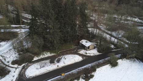 Schneebedeckte-Ländliche-Gefährliche-Abgelegene-Waldstraße-Luftabstieg-Zum-Schneebedeckten-Wald