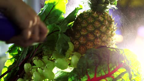 Toma-Detrás-De-Escena-De-Un-Tocador-Rociando-Fruta-Con-Agua-Fresca