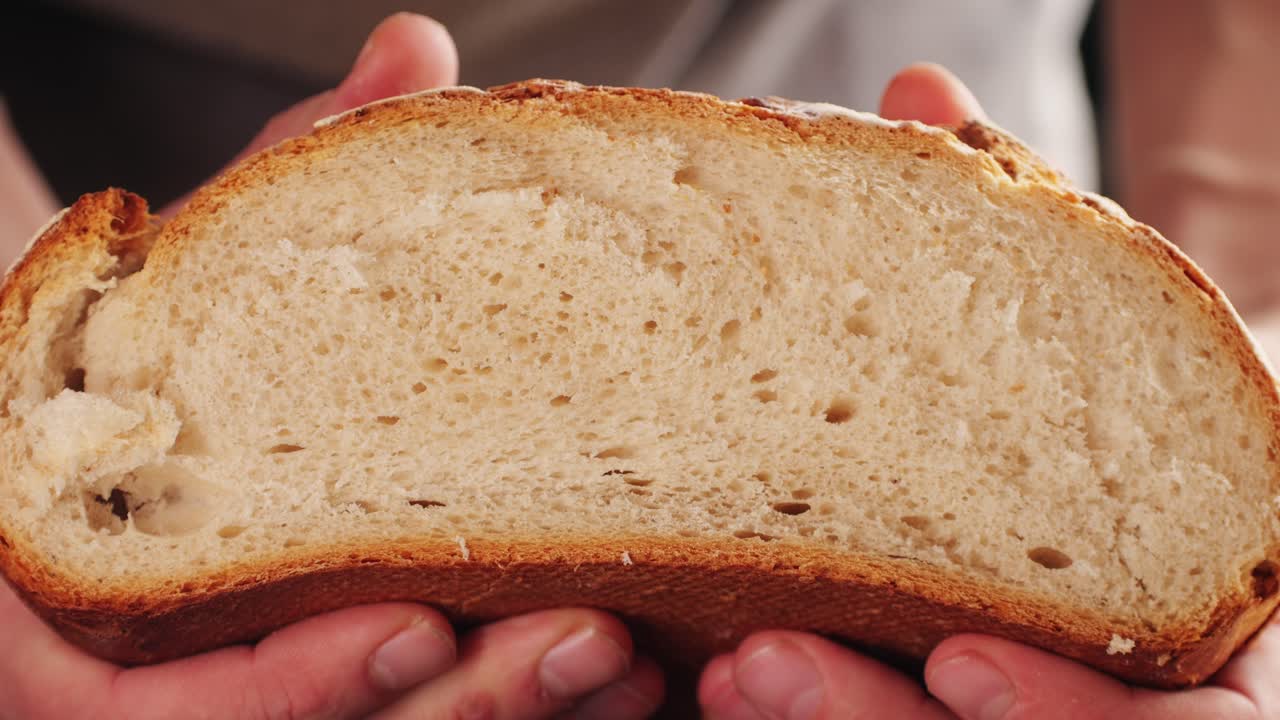 cerca de un pan recién horneado en las manos