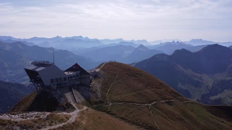 Vista-Aérea-De-La-Cumbre-De-Moleson-En-Suiza-Durante-El-Día.