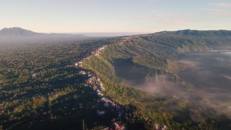 Descripción-General-De-Drones-Del-Pueblo-De-Montaña-De-Kintamani,-Amanecer-De-Ensueño-En-Bali,-Indonesia