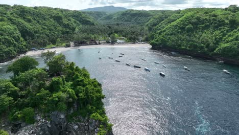 Bahía-De-Cristal-Nusa-Penida.-Playa-Con-Botes-Pequeños